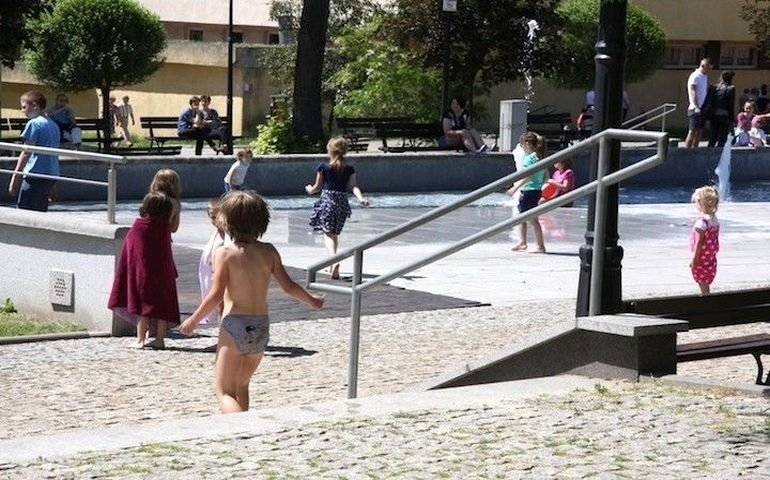 Sanepid apeluje: nie pozwalajcie dzieciom bawi si w fontannie!