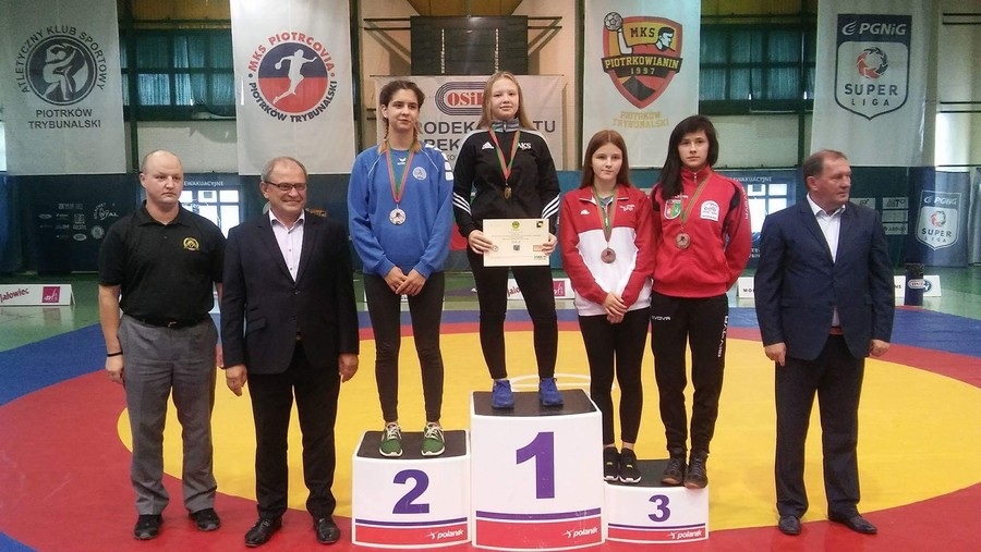 Alesandra Skudlara odbiera złoty medal w kat. do 56 kg