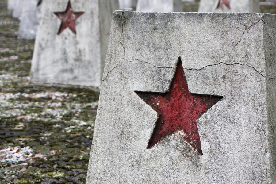 Czerwone gwiazdy na grobach w Piotrkowie [GALERIA]