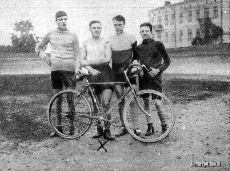 Fot. Grupa piotrkowskich kolarzy, 1932 r.; źródło: dawnypiotrkow.pl