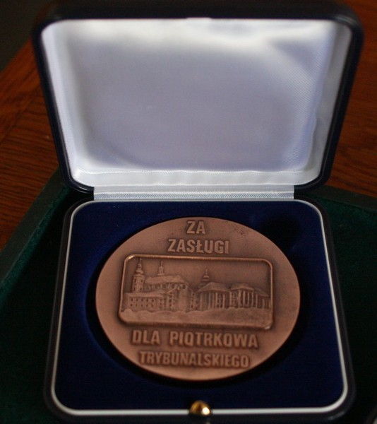 Medal za Zasugi dla Miasta Piotrkowa przyznawany bezprawnie? 
